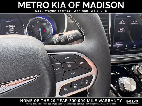 Used 2025 Chrysler Pacifica Select AWD/4WD image 22