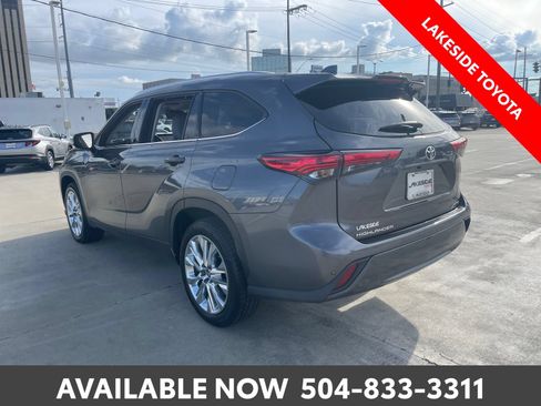 Used 2023 Toyota Highlander Limited FWD image 3