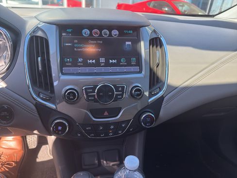 Used 2017 Chevrolet Cruze Premier image 4