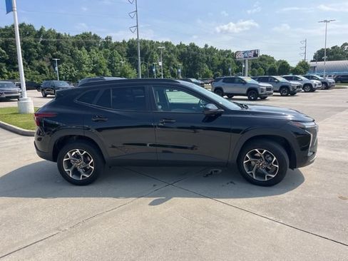 Used 2025 Chevrolet Trax LT w/ LT Convenience Package FWD image 9