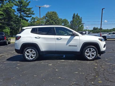 Used 2024 Jeep Compass Latitude AWD/4WD image 7