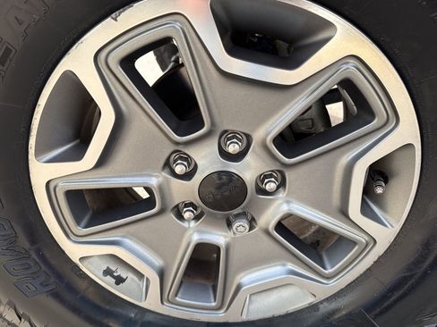 Used 2017 Jeep Wrangler Unlimited Rubicon w/ Connectivity Group image 26