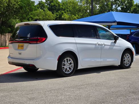 Used 2025 Chrysler Pacifica Select FWD image 4