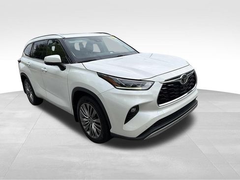 Used 2021 Toyota Highlander Platinum FWD image 3