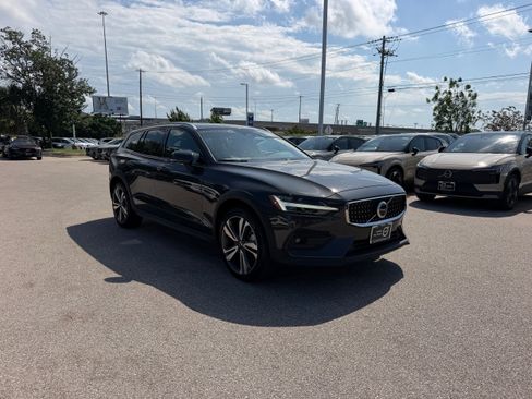 Certified 2025 Volvo V60 B5 Cross Country Plus AWD/4WD image 7