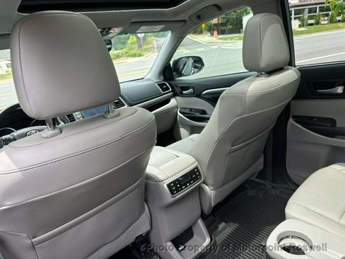 Used 2019 Toyota Highlander Limited Platinum AWD/4WD image 22