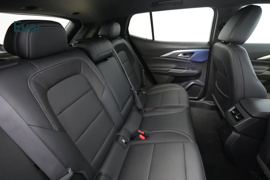 Used 2024 Chevrolet Equinox EV LT w/ LPO, Blackout Package FWD image 5