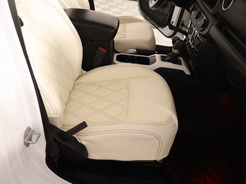 Used 2019 Jeep Wrangler Unlimited Sahara AWD/4WD image 14