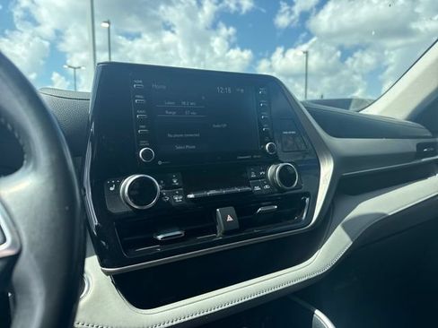 Used 2021 Toyota Highlander XLE AWD/4WD image 18