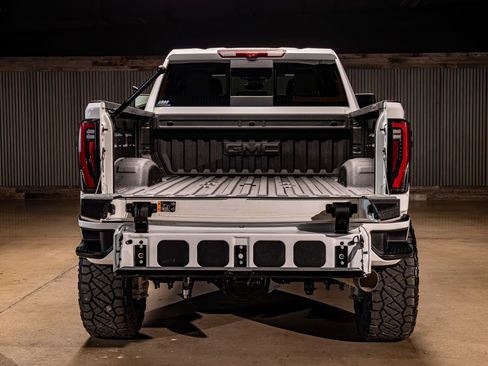 Used 2025 GMC Sierra 2500 AT4 image 9