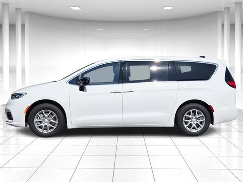 New 2026 Chrysler Pacifica Select FWD image 6