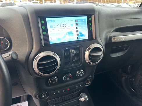Used 2017 Jeep Wrangler Unlimited Sahara w/ Connectivity Group AWD/4WD image 13