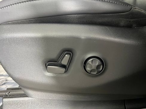 Used 2023 Chrysler Pacifica Touring-L FWD image 23