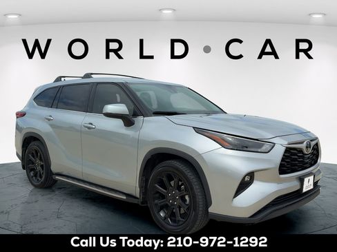 Used 2022 Toyota Highlander LE FWD image 1