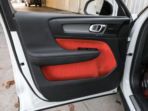 Used 2021 Volvo XC40 T4 R-Design image 45