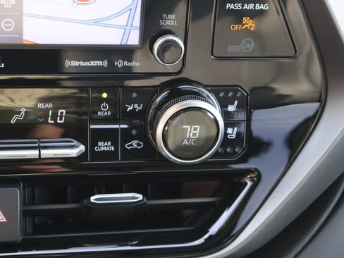 Used 2021 Toyota Highlander Limited image 32