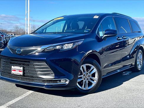 Used 2024 Toyota Sienna XLE image 1