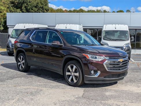 Used 2021 Chevrolet Traverse LT w/ LT Premium Package image 2