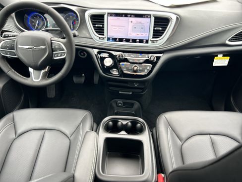 New 2026 Chrysler Pacifica Select image 18