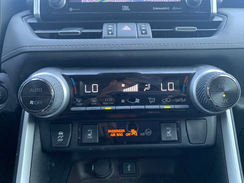 Used 2020 Toyota RAV4 Limited image 29