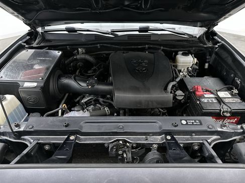 Used 2017 Toyota Tacoma TRD Off-Road w/ Premium & Technology Package AWD/4WD image 29