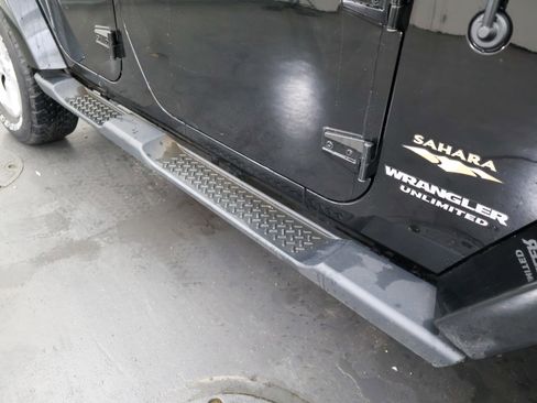 Used 2015 Jeep Wrangler Unlimited Sahara w/ Connectivity Group AWD/4WD image 35