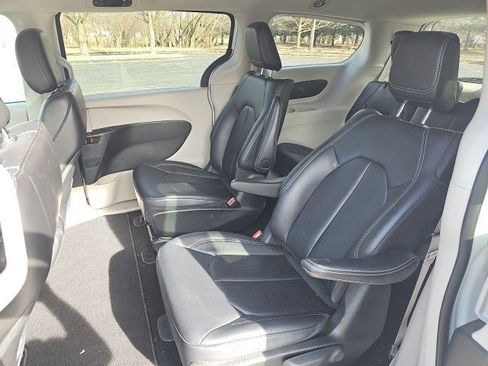 Used 2024 Chrysler Pacifica Select image 17