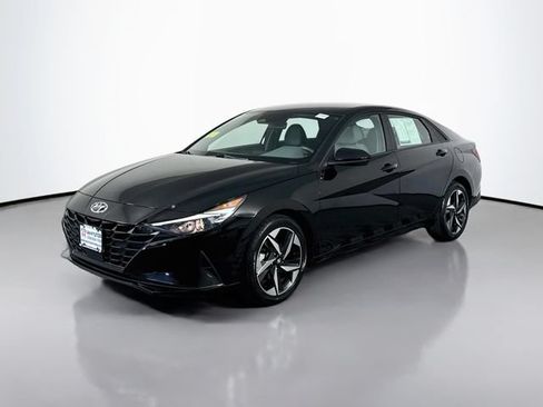 Used 2023 Hyundai Elantra SEL w/ Convenience Package FWD image 2