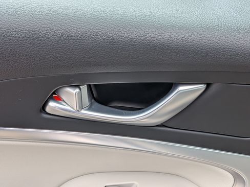 Used 2025 Genesis G70 2.5T RWD image 28
