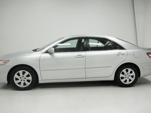 Used 2010 Toyota Camry LE FWD image 6