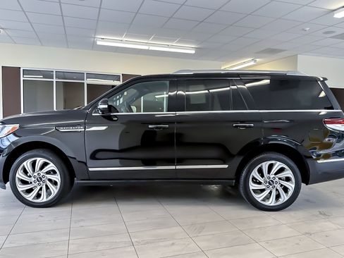Certified 2024 Lincoln Navigator Reserve AWD/4WD image 7