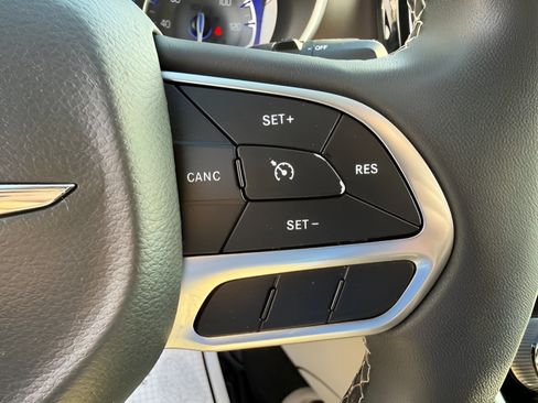 Used 2022 Chrysler Voyager LX FWD image 20