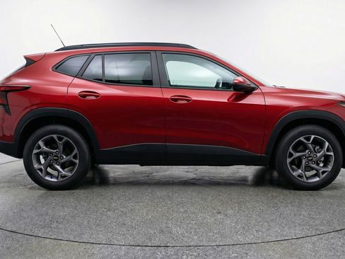 Used 2025 Chevrolet Trax LT FWD image 11