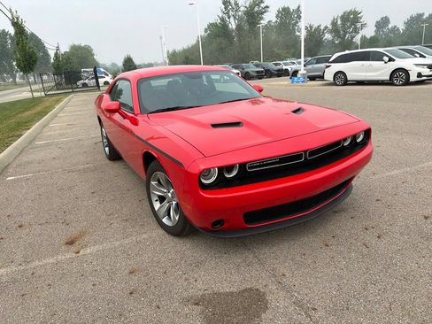 Used 2016 Dodge Challenger SXT RWD image 3