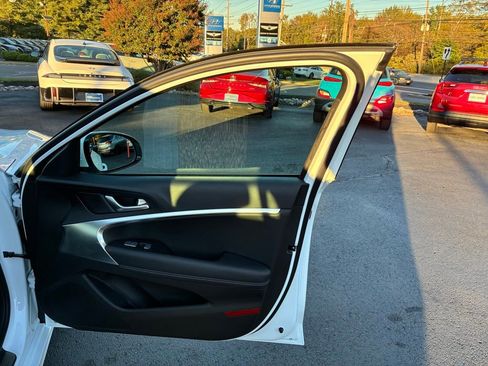 Used 2025 Genesis G70 2.5T image 24