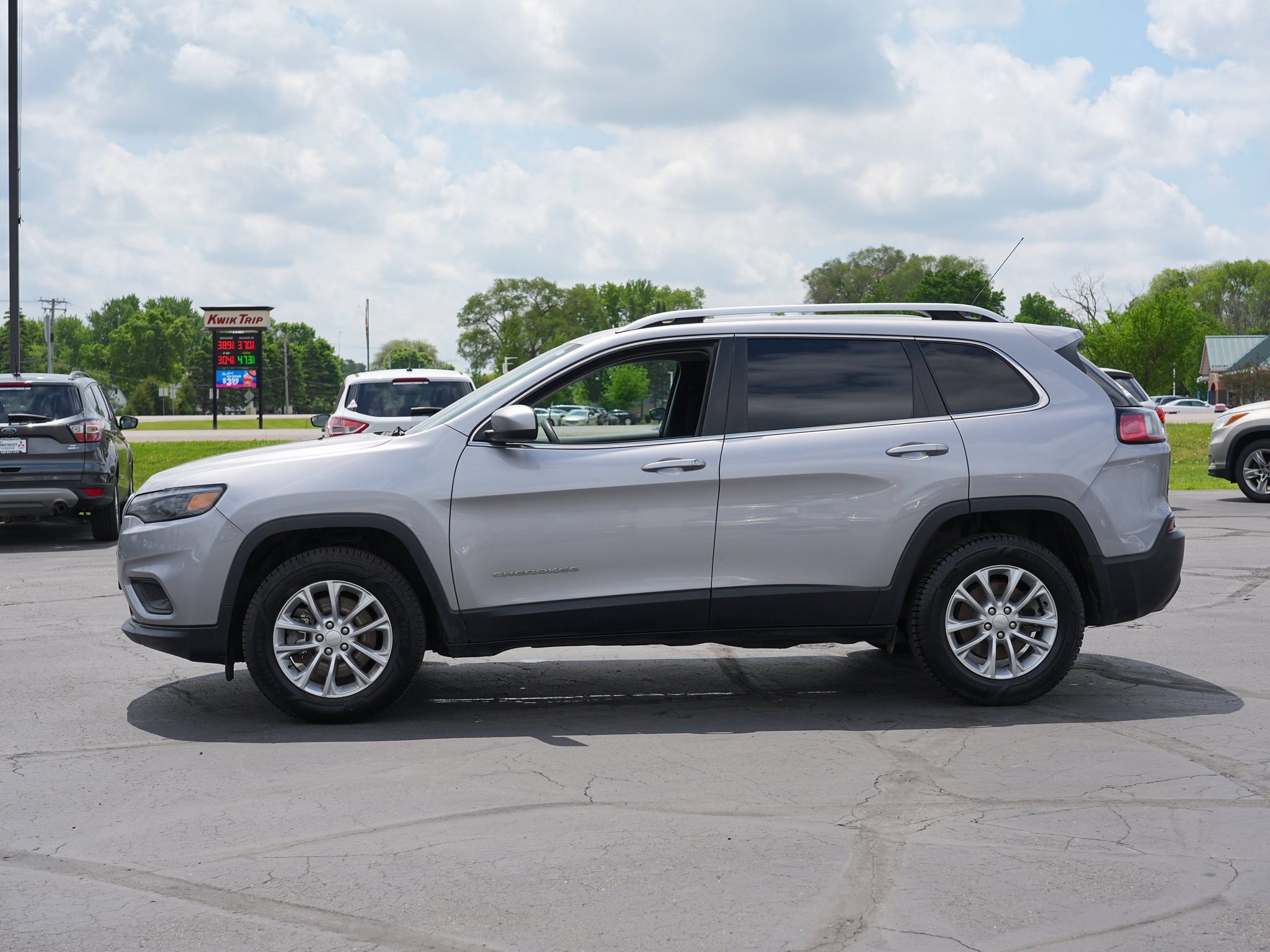 Used 2019 Jeep Cherokee Latitude w/ Popular Appearance Group AWD/4WD image 7