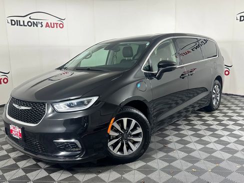 Used 2023 Chrysler Pacifica Touring-L FWD image 1