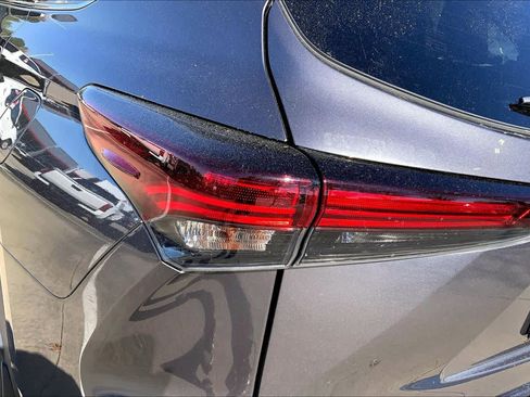 Used 2024 Toyota Highlander Platinum image 28