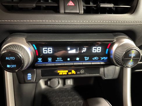 Used 2022 Toyota RAV4 XLE AWD/4WD image 22