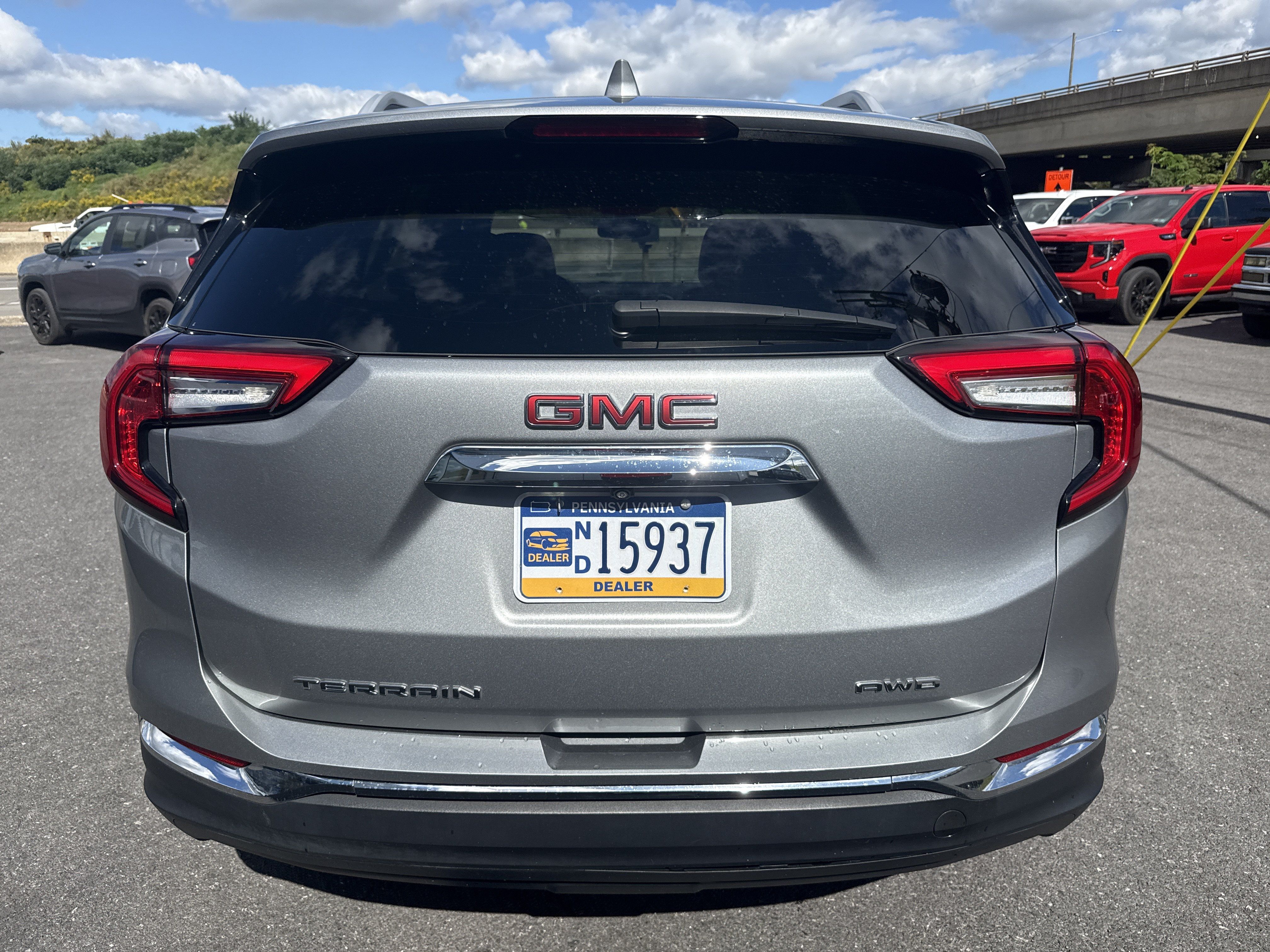 Used 2024 GMC Terrain SLT AWD/4WD image 4