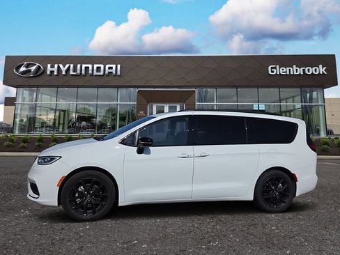 Used 2025 Chrysler Pacifica Limited FWD image 1