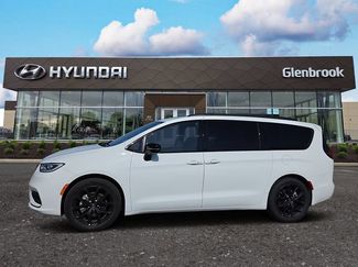 Used 2025 Chrysler Pacifica Limited FWD video 1