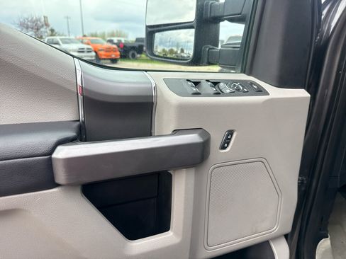 Used 2018 Ford F250 XLT w/ XLT Premium Package AWD/4WD image 13