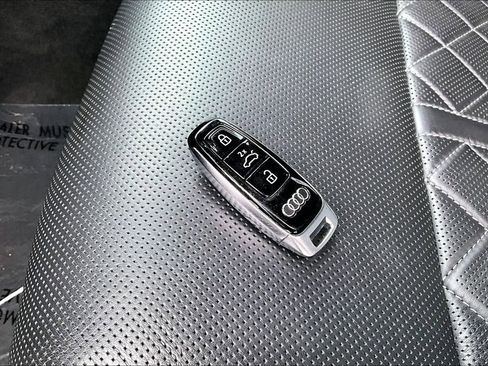 Used 2022 Audi S8 w/ S8 Comfort Plus Package AWD/4WD image 36