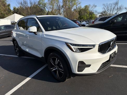 Used 2025 Volvo XC40 B5 Core image 41