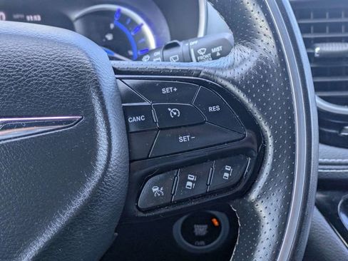 Used 2020 Chrysler Pacifica Limited w/ Advanced Safetytec Group FWD image 25
