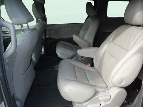 Used 2015 Toyota Sienna XLE Premium AWD/4WD image 29