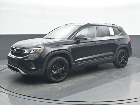 Used 2024 Volkswagen Taos SE image 2