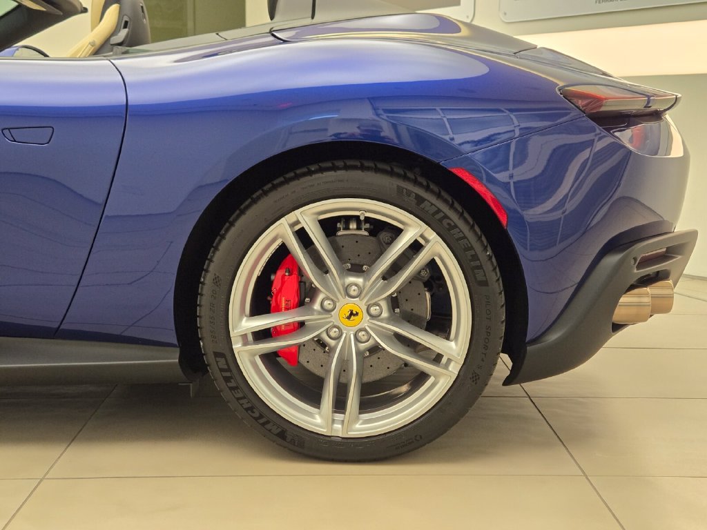 Used 2025 Ferrari Roma Spider RWD image 15