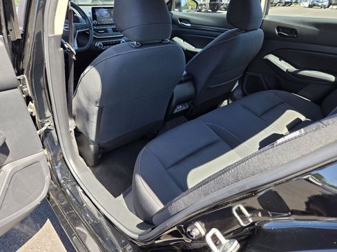 Used 2025 Nissan Altima 2.5 SV FWD image 14